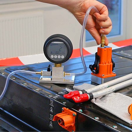 Test device for HV batteries